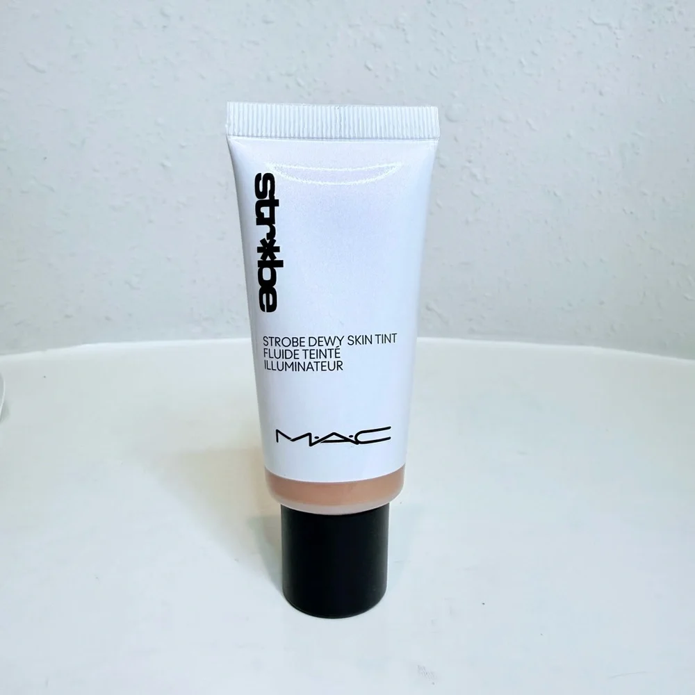 M.A.C Strobe Dewy Skin Tint Illuminator Medium 3/ 30 ml NEW